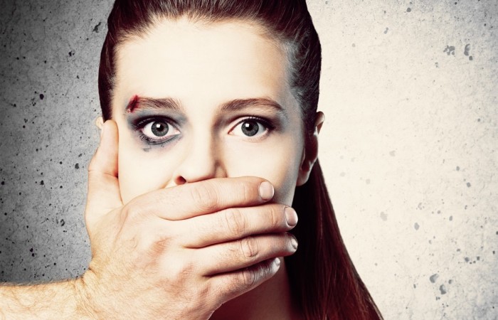 Oggi 25 novembre alle ore 12 tutto l'Alto Adige è chiamato a fermarsi per 2 minuti, per dare un esempio collettivo contro la violenza sulle donne.
In media, in Italia viene uccisa una donna ogni tre giorni e il colpevole è solitamente il partner, l'ex partner o un parente di genere maschile.
Nel 2022, 600 donne hanno chiesto consulenza e sostegno ai consultori altoatesini per le donne in situazione di violenza, 130 donne e 122 minorenni sono state accolte in strutture residenziali.
Noi ci teniamo a ricordarvi che il nostro Consultorio è sempre in prima linea per sostenere le donne che subiscono violenza fisica, psicologica, emotiva ed economica.
Stop alla violenza sulle donne!