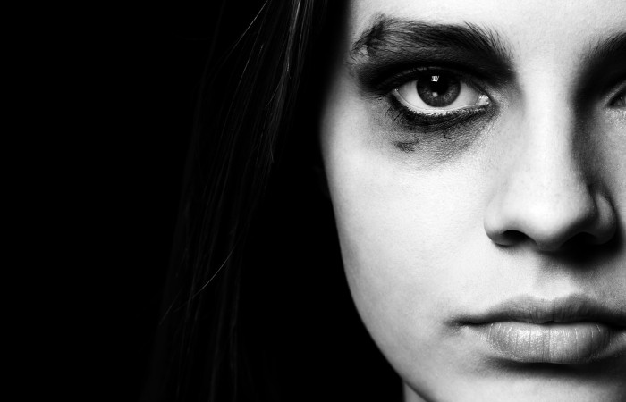 Il contrasto alla violenza di genere, sotto qualsiasi forma e nella complessità dei suoi aspetti è un impegno del Consultorio P. Kolbe da diversi anni. In collaborazione con diverse Associazioni, grazie a protocolli di intesa, collabora alla prevenzione e al contrasto, nonché alla cura delle donne che hanno subito violenza per accompagnarle a recuperare sicurezza e dignità. Prima di essere una violenza fisica le donne subisco insulti, intimidazioni, offese psicologiche che hanno dei risvolti e delle ricadute su di loro come persone, ma anche con rilevanti aspetti familiari, sociali ed economici. Le nostre equipe composte da psicologi-psicoterapeuti, mediatori familiari, avvocati, assistenti sociali che quotidianamente si prendono cura delle donne, nei vari contesti in cui vivono, rivelano che ci sono dei segnali premonitori nelle relazioni di coppia che portano all’escalation di una violenza fisica a volte tragica. Comunemente vien notato che le donne hanno subito delle relazioni impositive, autoritarie. Il partner spesso è collerico con poca autoregolazione emotiva. Scarica sulla partner i suoi insuccessi colpevolizzandola. Non ha empatia affettiva ed è geloso. La controlla nell’abbigliamento, le sue uscite, i contatti. Riduce la sua disponibilità al conto corrente. La critica, la umilia facendole credere di non essere adeguata e incapace. La isola dal normale contesto sociale. Se all’inizio della relazione si manifesta generoso, complimentoso, grandioso anche nei regali, poi diventa svalorizzante, controllante, limitante dei bisogni e desideri della sua partner. Le attività degli operatori del Consultorio, in sinergia con le varie Associazioni, accompagnano la donna ferita nel recuperare la sua dignità, il lavoro, l’indipendenza economica, strumento principale per allontanarsi dal maltrattante, la consapevolezza, fiducia in se stessa e autonomia. Pur restando un fenomeno grave e spesso sommerso è necessario promuovere strategie educative, prevenzioni, risposte ai bisogni che solo lavorando in rete è possibile attuare.
Dott.ssa Maria Teresa Cadorin - psicologa psicoterapeuta