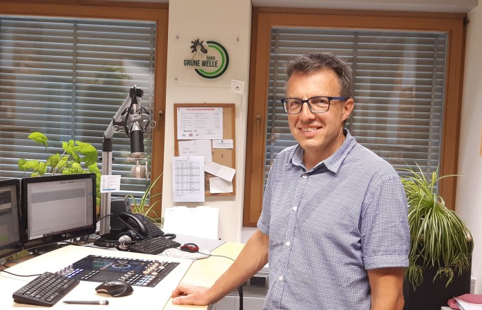 Annie Komiss di Radio Grüne Welle parla con Oliver Sparber del Consultorio familiare Kolbe.
Gli chiede come tutto è iniziato, quali sono i problemi più comuni delle persone che si rivolgono al Consultorio e quali sono le sfide per il futuro.
In luglio l'11 dalle 11.00, il 26 dalle 18.00 e il 27 dalle 10.00 in poi su Radio Grüne Welle (Bolzano 103 Mhz, Bressanone 97.8 Mhz, frequenze complete su https://www.fmkompakt.de/index.php/radio-gruene-welle-akt , e anche su DAB). In seguito anche in audioteca.
Buon ascolto!
