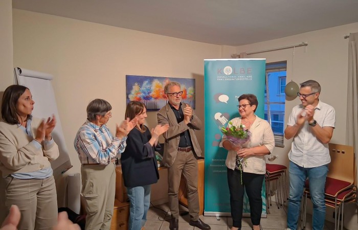 Dopo 27 anni di preziosa collaborazione, salutiamo con gratitudine la psicoterapeuta Hildegard Kronbichler, che conclude il suo percorso professionale presso il Consultorio.
Nelle sedi di Laives e Bressanone ha accompagnato con competenza, sensibilità e dedizione generazioni di persone di madrelingua tedesca, offrendo ascolto, sostegno e punti di riferimento nei momenti più delicati della vita. La sua saggezza, la sua pacatezza e il suo atteggiamento sempre positivo e rispettoso hanno lasciato un segno profondo in chi ha avuto il privilegio di lavorare con lei e di incontrarla lungo il proprio cammino.
Grazie Hildegard per tutto ciò che hai donato in questi anni. Ti auguriamo di vivere questa nuova fase della vita con la stessa serenità che hai saputo trasmettere agli altri.