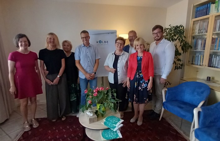 Am 23. August besucht die Landesrätin für Soziales Waltraud Deeg die Familienberatung Kolbe in Brixen. Interessiert schaut sie sich die Stelle an und informiert sich über die häufigsten Anliegen. 
Als einzige Familienberatungsstelle im Eisacktal und Wipptal ist die Kolbe in Brixen eine wichtige Anlaufstelle für Familien. 
Landesrätin Deeg sichert weiterhin die volle Unterstützung der Familienagentur zu. 