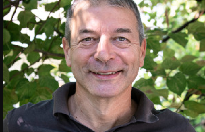 Neue berufliche Herausforderungen haben Dr. Franco Tagnin veranlasst, seine zehnjährige Zusammenarbeit mit der Familienberatungsstelle Kolbe zu unterbrechen. Franco wird sehr vermisst werden! Die Professionalität, mit der er seine tägliche Arbeit in den Psychotherapiesitzungen angegangen ist, wird den Patienten, die im Laufe der Jahre das Glück hatten, Francos Wege zu kreuzen, sicherlich fehlen. Er wird von uns Kollegen schmerzlich vermisst werden. Die Ruhe, Höflichkeit und Freundlichkeit seiner Person waren oft grundlegend für ein ruhiges und produktives Arbeitsumfeld. Diejenigen, die das Glück hatten, in der Freizeit oder bei der Arbeit mit Franco zusammenzuarbeiten, wussten auch einfach seine Gesellschaft zu schätzen. Die gesamte Beratungsstelle und insbesondere die Kolleginnen und Kollegen des Teams in Leifers danken Franco für seinen wertvollen Beitrag in all den Jahren. Verabschiedungen bringen immer eine Welle der Wehmut mit sich, aber wir sind sicher, dass diese bald den guten Erinnerungen an diese Jahre weichen wird. Lieber Franco, wir wünschen dir alles Gute, große Zufriedenheit und nochmals DANKE! Dr. Andrea Mantovani Klinischer Referent