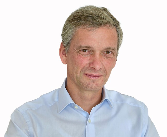 Srudium der Rechtswissenschaften an der Universität Innsbruck, Rechtsanwalt, Familienmediator, eingetragen bei der AIMEF. Er arbeitet seit 2018 im Büro Bozen und ist in der Familienmediation für Paare während und nach der Trennung tätig.