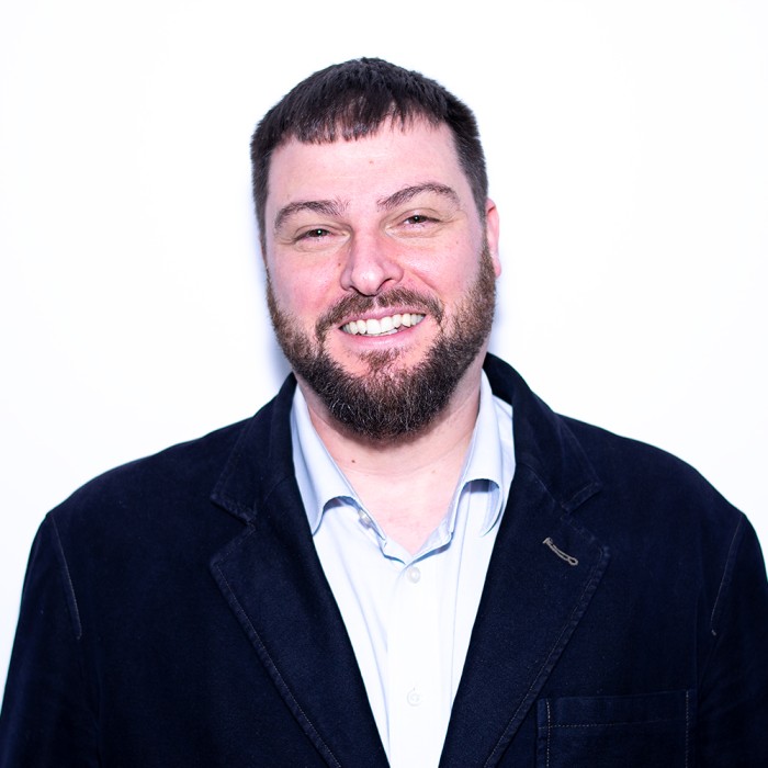 Erster Abschluss in Psychologie an der Universität von Triest, Spezialisierung in klinischer und Gesundheitspsychologie an der Universität Florenz, Systemischer Psychotherapeut. Er arbeitet seit 2017 in der Beratungsstelle und beschäftigt sich mit Einzel-, Paar- und Familienberatung. Ein weiterer Schwerpunkt sind Jugendliche.