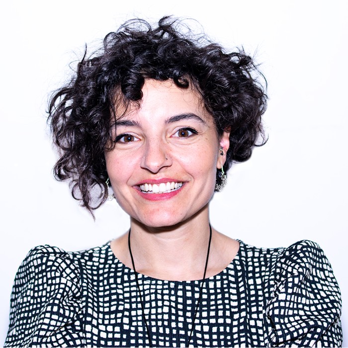 Studium der Psychologie an der Universität Trient, Spezialisierung in kognitiver Verhaltenstherapie, Weiterbildung in EMDR. Sie arbeitet seit 2021 mit der Beratungsstelle zusammen und beschäftigt sich mit Beratung und Psychotherapie mit Einzelpersonen und Familien. Spezialisiert im Bereich des Entwicklungsalters und in der Elternberatung.