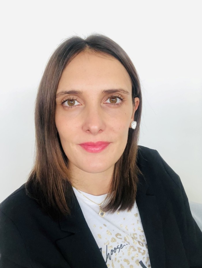 Laureata in Psicologia presso l’Università degli Studi di Trento. Specializzazione in psicoterapia ad indirizzo cognitivo comportamentale presso Studi Cognitivi Bolzano e terapeuta EMDR. Collabora con il Consultorio da febbraio 2024, si occupa di consulenza e terapia individuale, prevalentemente rivolta a adulti e adolescenti. Ha svolto e svolge nel mondo della scuola interventi specializzati finalizzati alla prevenzione del cyberbullismo e delle dipendenze connesse all’uso della tecnologia.