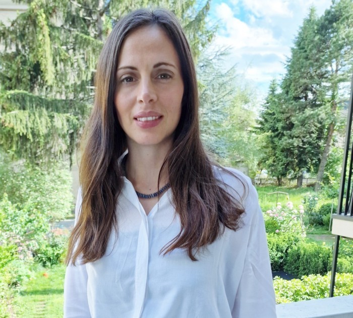 Sie schloss ihr Psychologiestudium an der Universität Innsbruck ab und spezialisierte sich in Einzel- und Gruppenpsychoanalyse an der COIRAG-Schule in Padua. Sie arbeitet seit 2021 mit der Beratungsstelle zusammen und arbeitet hauptsächlich mit Kindern, Jugendlichen und deren Familien.