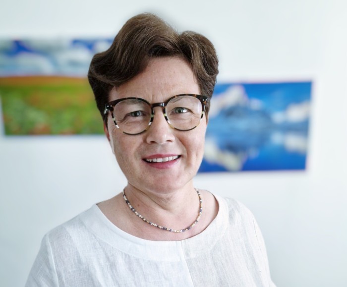 Studium der Psychologie an der Universität Innsbruck mit Spezialisierung auf Humanistisch-Existentielle und Rogerianische Psychotherapie. Psychologin und Psychotherapeutin. Sie arbeitet seit 2005 in der Beratungsstelle und bietet Beratung und Psychotherapie für Einzel-personen, Paare und Familien an. Bewertung von Pflegefamilien. Seit 2019 Koordinatorin der Stelle Brixen.