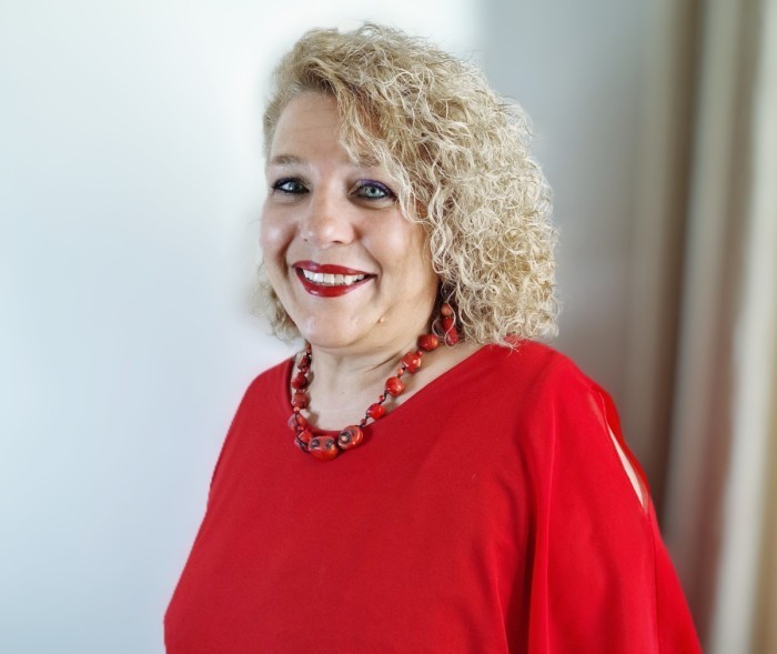 Abschluss in Psychologie an der Universität Padua mit systemischer Ausbildung (Boscolo Cecchin Schule Mailand). Als spezialisierte Psychologin und Psychotherapeutin mit Ausbildungen in Rechtspsychologie, Familien-mediation, Child Design Reading und als Elternkoordinatorin arbeitet sie seit 1998 mit der Familienberatungsstelle zusammen und befasst sich mit der Beratung und Therapie von Einzelpersonen, Paaren und Familien und verfügt über umfangreiche Erfahrung in der Pflege- und Adoptionsbetreuung.