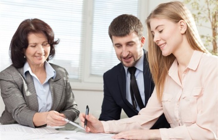 Wir treffen uns regelmäßig mit den Gewerkschaften in der Region.