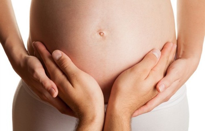 Die Geburtsvorbereitungskurse werden von einem multidisziplinären Team geleitet, das aus einer Hebamme, einer Kinderkrankenschwester, einem/r Kinderarzt/in und einem/r Psychologen/in besteht. Sie begleiten den Kurs und infromieren über Geburt, Stillen und Erstversorgung, die sich mit Aktivitäten abwechseln, die nützlich sind, um die Geburt auf partizipative und sinnvolle Weise zu erleben. Sie richten sich an werdenden Eltern und an Schwangere ab dem 5. Schwangerschaftsmonat, sie finden hauptsächlich abends statt und sind kostenlos.