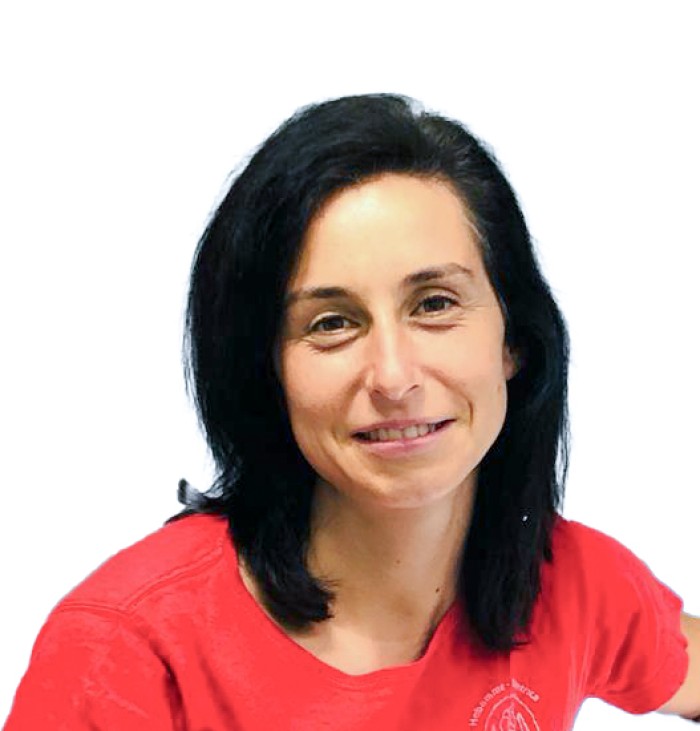 Abschluss in Geburtshilfe an der Universität Verona im Jahr 2011. Seit 2011 Hebamme im Kreißsaal in Bozen und seit 2024  leitet Geburts-vorbereitungs Kurse der Beratungsstelle.