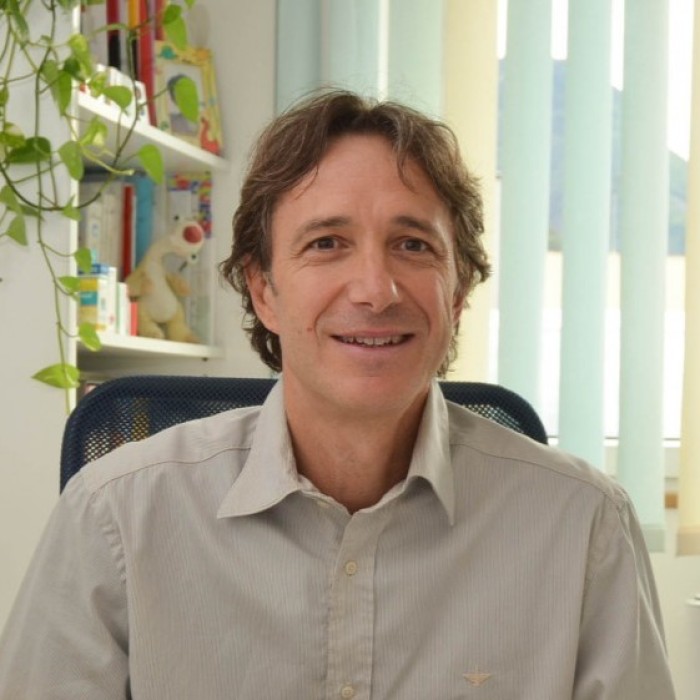 Laureato in Medicina all'Università di Modena, specializzato in pediatria a Verona. Pediatra di base del distretto di Laives. Esperto in neonatologia e auxologia. Collabora con il consultorio dal 2009. Si occupa dei corsi di preparazione alla nascita e del post-parto.