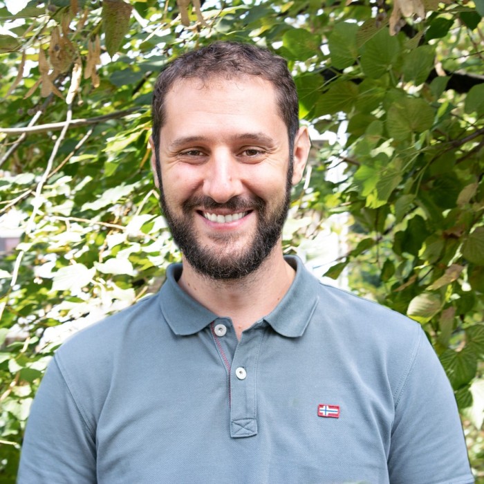 Laureato in Psicologia presso l’Università di Trento e specializzato in Psicoterapia Cognitivo Comportamentale. Psicologo e psicoterapeuta. Collabora con in consultorio dal 2022. Si occupa di consulenza e terapia al singolo e agli adolescenti.
Da gennaio 2024 è il coordinatore della sede di Laives..