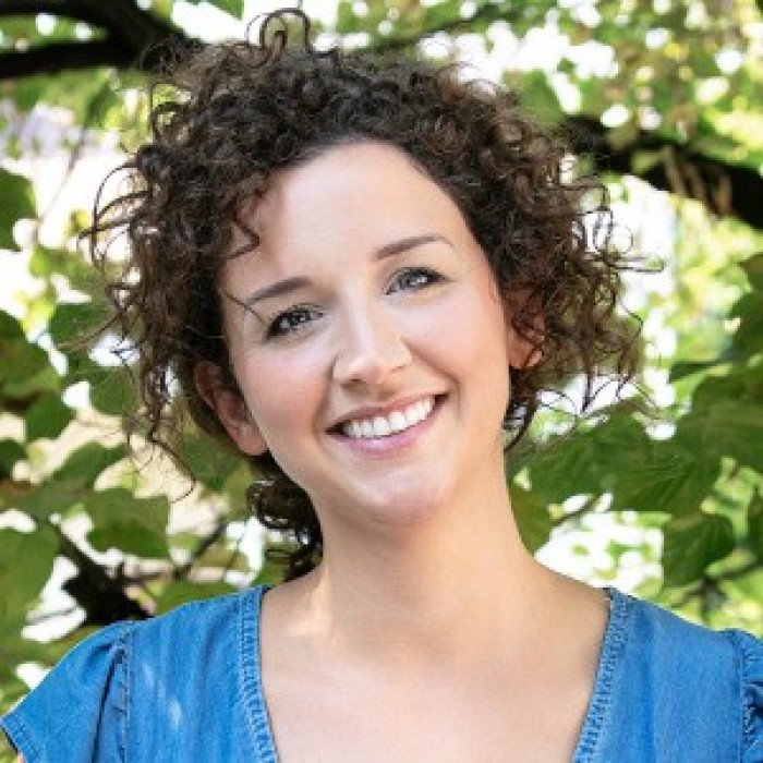 Diplomata al Liceo Socio-Psico-Pedagogico, segretaria, collabora con il Consultorio dal 2020 e si occupa della prima accoglienza, della gestione informatica e dei compiti di segreteria della sede di Laives.