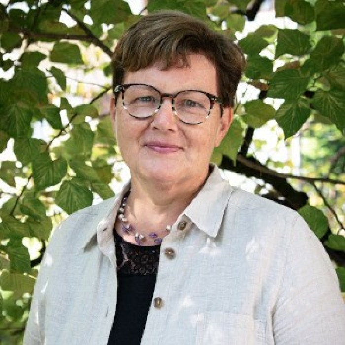 Laureata in Psicologia presso l’Università di Innsbruck e specializzata in Psicoterapia Umanistico-Esistenziale e Rogersiana. Psicologa e psicoterapeuta. Collabora con il Consultorio dal 1999 presso le sedi di Laives e di Bressanone. Si occupa di consulenza, psicoterapia al singolo, alla coppia, alla famiglia, al bambino.