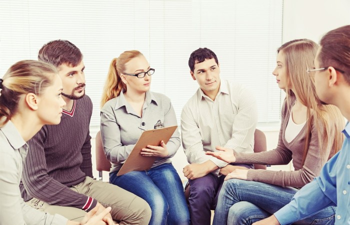 Nell'approccio centrato sulla persona, il piccolo gruppo possiede tutto il potenziale di guarigione ed un aspetto socio-terapeutico della comprensione degli altri e del miglioramento della comunicazione con loro. Gli obiettivi del gruppo non sono predefiniti, prevedono lo sviluppo del potere personale e possono muoversi in molteplici direzioni.  Il ruolo del conduttore, una psicologa psicoterapeuta specificatamente qualificata per la gestione del gruppo di consulenza e del gruppo terapeutico, è quello di assicurare a ciascun partecipante l'occasione di focalizzarsi sul proprio mondo interiore, accettando la propria esperienza e le trasformazioni che ne conseguono su di sé e sugli altri. Il professionista accompagna e direziona le complicazioni che si sviluppano nel gruppo, mantenendo la comunicazione sulla scia del significato che il processo ha per la persona e per il gruppo. L’accesso al gruppo è preceduto da un colloquio di entrata con il conduttore.